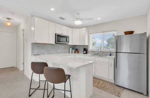 Laurel House | Coastal Studio Getaway|5 Min to Beach|Pool