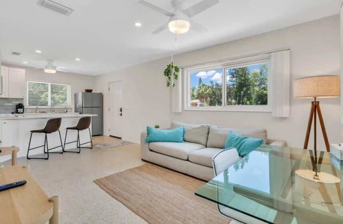 Laurel House | Coastal Studio Getaway|5 Min to Beach|Pool