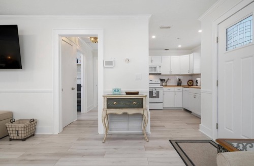West Bradenton House | ⚓Coastal Vibes! Tropical heated pool home short drive to the beach⚓