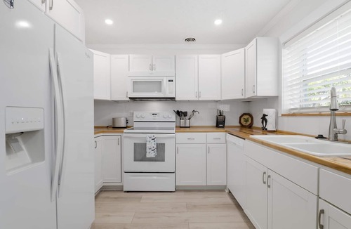 West Bradenton House | ⚓Coastal Vibes! Tropical heated pool home short drive to the beach⚓