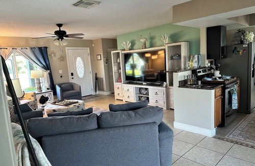 Bradenton House | Comfy Coastal! 2 BR, pet friendly, caged pool, fenced yard. Quiet safe Bradenton