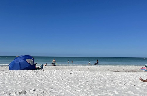 West Bradenton House | Comfy Cottage! 10 minutes to beach, hot tub, ping pong, beach gear & huge yard!