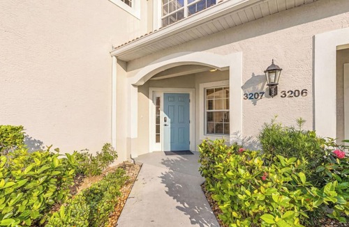 Fort Myers Condo | Completely Remodeled-Fully Furnished Modern 2BR/2BTH-Country Club Membership