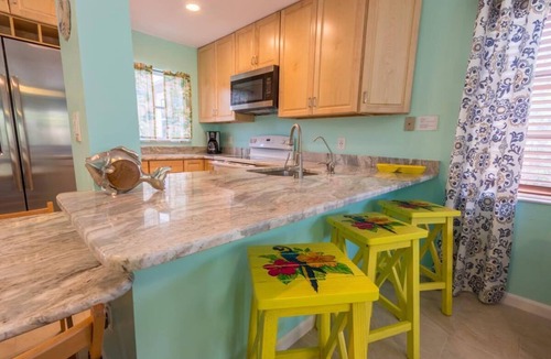 North Captiva House | “Coral Cottage” A Cottage Secluded in Palms with a Jacuzzi 2 minute walk 2 Beach