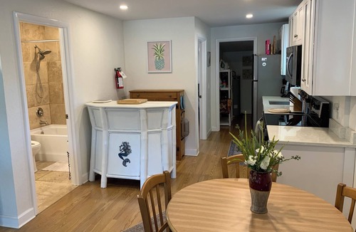 Bradenton Beach Cottage | Cottage in the Shade, 3 min walk to beach, restaurants, and pickleball crt.