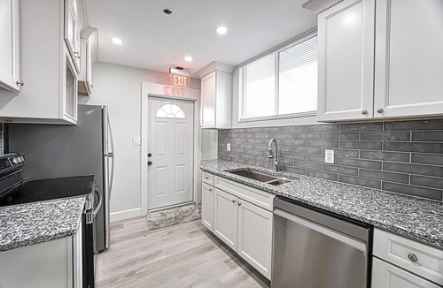 West 1st Street Apartment | Cozy 1-bedroom 2nd floor overlooking the River District in Downtown Fort Myers