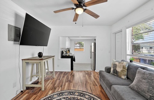 Ballast Point House | Cozy 1-bedroom house in lovely Tampa with AC - 2706C