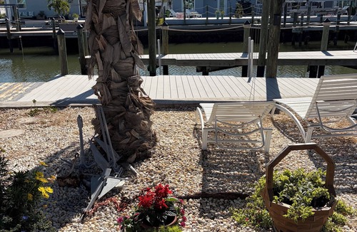 South Island Apartment | Cozy 1-bedroom studio in FMB on canal fishing dock short walk to beach relax