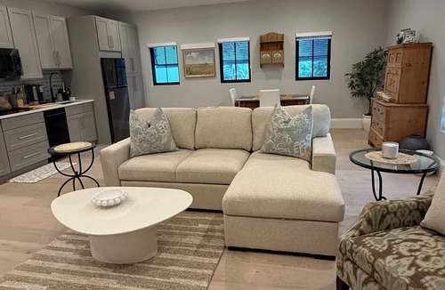 Pine Ridge House | Cozy 1-BR 1-Bath house close to Beach in Naples, FL with A/C.