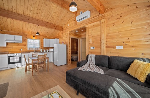 Smiths Corner Cottage | Cozy 2 BR Log Cottage w/Firepit Bbq,close to lakes, vineyards, zipline & Skiing