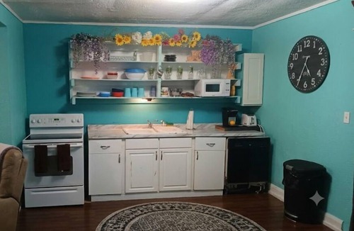 Fort Myers Apartment | Cozy 2BR Fort Myers Getaway – Minutes to Downtown!