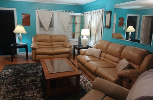 Fort Myers Apartment | Cozy 2BR Fort Myers Getaway – Minutes to Downtown!