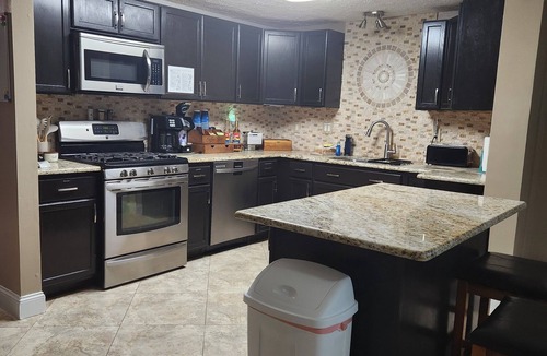 Englewood South House | Cozy Blue 4 Miles to beach. Pet Friendly,Hot tub, public pool 1.5mi