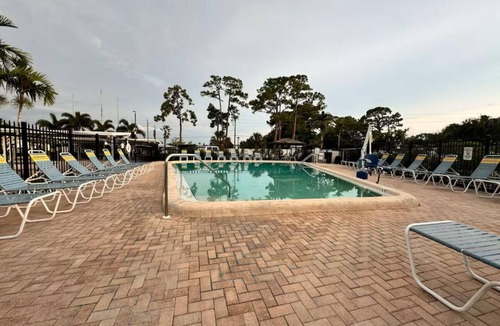 Bayshore Gardens Cottage | “Cozy Bradenton Cottage: near IMG academy/smart tv/fireplace/canopy bed tv!