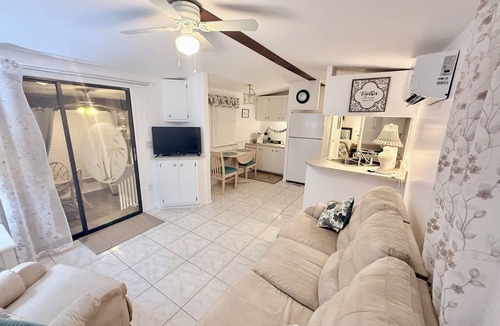 North Fort Myers House | Cozy Costal Cottage in North Fort Myers