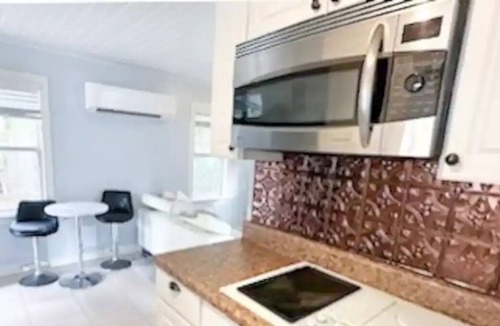 Sarasota Cottage | Cozy cottage get-away for Two!