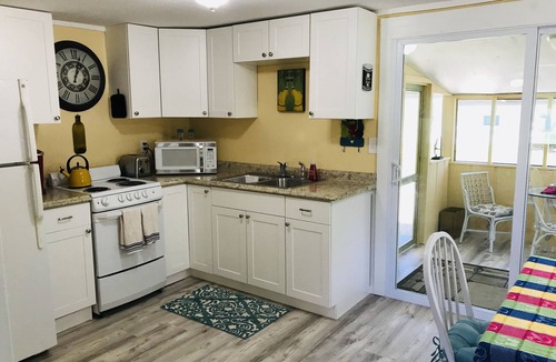 Englewood South House | Cozy Englewood Cottage