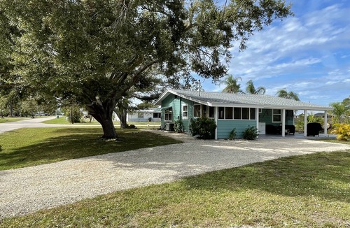 Englewood South House | Cozy Englewood Cottage