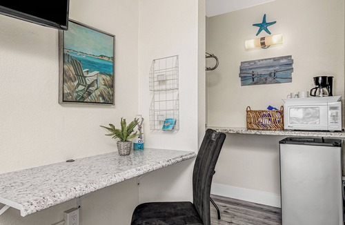 Fort Myers Beach Resort | Cozy King Studio with Stunning Waterfront Views in Fort Myers Beach