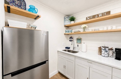 Sarasota Cottage | Cozy Lido Key Bungalow by Pool & Beach