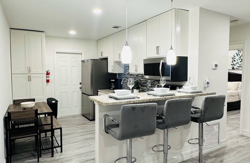 Bayshore Gardens House | Cozy Modern Unit Near IMG & Beaches