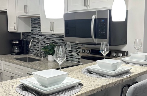 Bayshore Gardens House | Cozy Modern Unit Near IMG & Beaches
