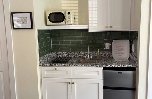 Safety Harbor Hotel | Cozy Queen Studio Stay: Heart of Safety Harbor