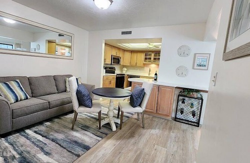 South Island Condo | Daydreaming of a getaway with beach days, dips in the pool, local dining and fun filled adventurous days. Let your adventure begin at Island Winds, condo 522!