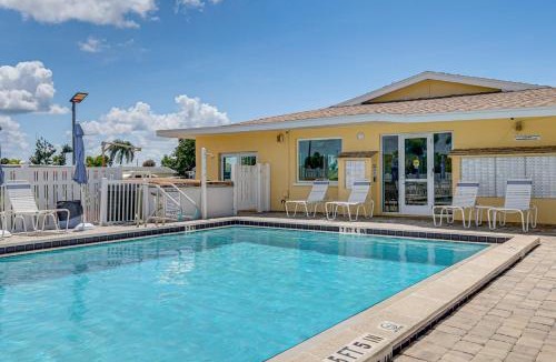 Fort Myers Beach House | Deck & Resort Perks: Home 3 Mi to Fort Myers Beach
