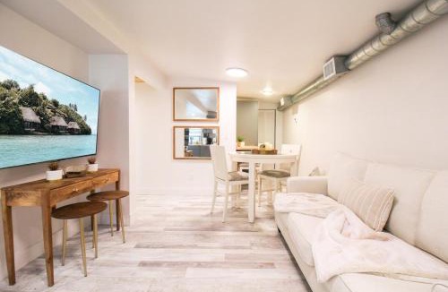 Downtown House | Delightful 2 BR Downtown Sarasota Condo - The White Pearl