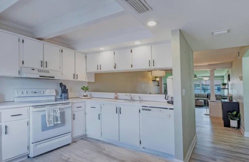 East Naples Condo | Delightful Naples Condo with large Resort Pool and Pickleball/Tennis Courts