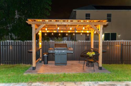 Mariner House | Designer Villa with Heated Pool, BBQ, Firepit, Ideal for Families & Groups