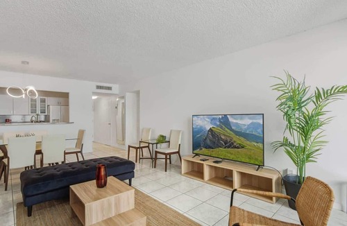 Hollywood South Central Beach Apartment | Direct beach access Condo | Pool & Gym