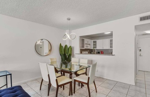 Hollywood South Central Beach Apartment | Direct beach access Condo | Pool & Gym