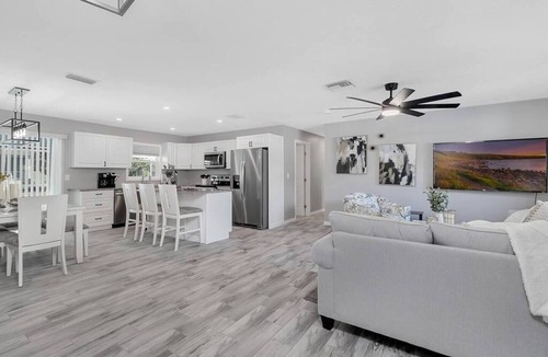Oakland Hills House | Discover the welcoming golf community of Rotonda West in this beautifully styled home