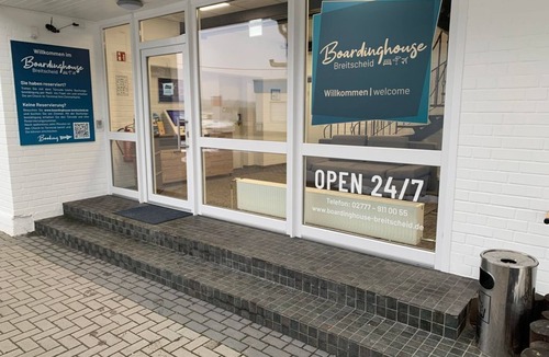 Breitscheid House | Double room window to the airfield, shower WC - Boardinghouse Breitscheid