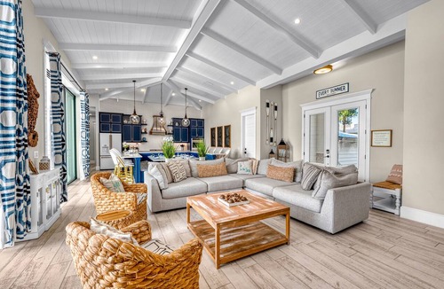 Saint Armands Key House | Dream Island | Walk to Lido Beach, Heated Pool & Spa, Pet Friendly Coastal Home