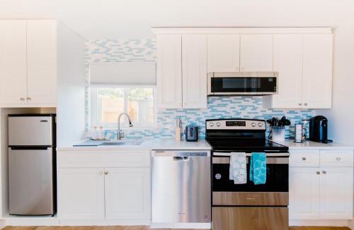 Naples Park House | Endless Summer! Bike or walk to the Beach or Mercato