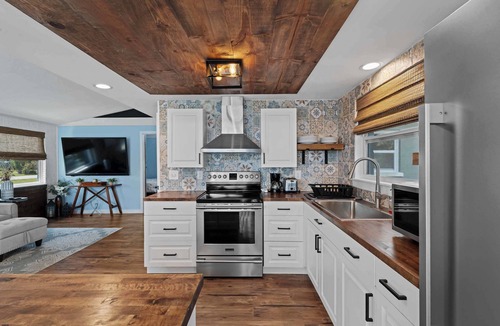 Englewood South House | Englewood House- Mins to Beach - Heated Pool