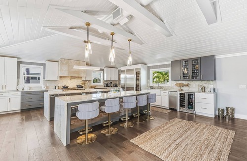 Boca Grande House | Enjoy luxury at Waterfront 165 1st Street in Boca Grande, a 4-bedroom retreat with canal views.