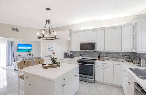Central Naples House | Escape to your very own private oasis in Naples, Florida! Close to all !