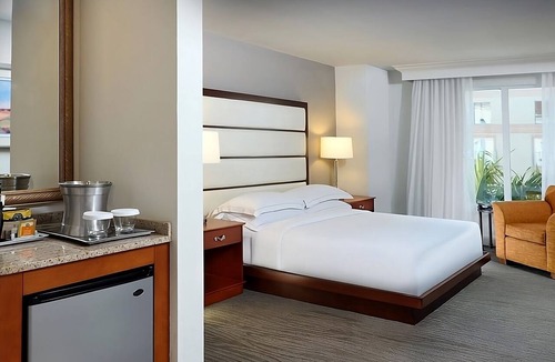 Park Shore Hotel | Everything You Need For The Perfect Vacation! Outdoor Pool, Free Parking!