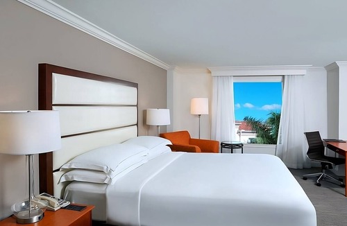 Park Shore Hotel | Everything You Need For The Perfect Vacation! Outdoor Pool, Free Parking!