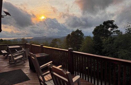 Wolf Laurel Cabin | Fall Mountain Cabin | Hot Tub + Views | Sleeps 10