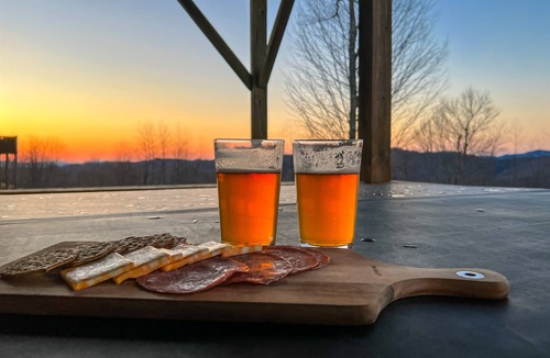 Wolf Laurel Cabin | Fall Mountain Cabin | Hot Tub + Views | Sleeps 10