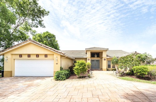 Plantation House | Family Retreat: Private Heated Pool, 2 King Beds, 3 full baths, Beach, BBQ, Golf