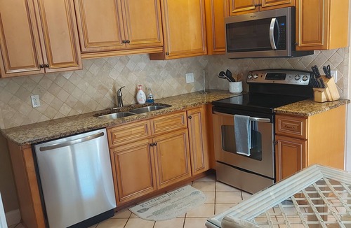 Naples Park House | FAMILY REUNION TIME! HUGE POOL & WALKING DISTANCE TO VANDERBILT BEACH!