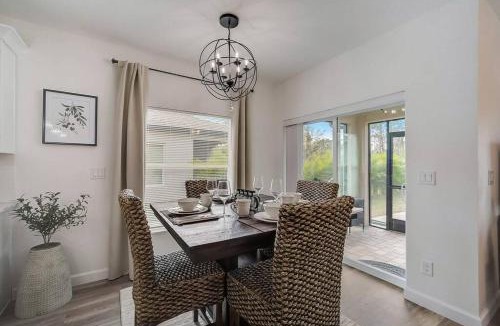 Oakland Hills House | Family Villa King Bed, 3 bedrooms 2baths, 7 guests, Close to Beaches, Golfing, Fishing