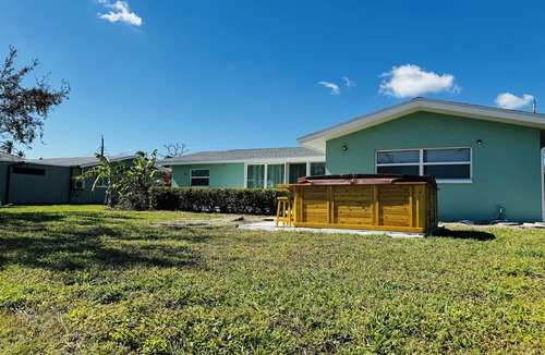 Yacht Club House | FENCED YARD 3-bed 2-bathroom Gulf Access house w/NEW HOT TUB, Dock, AC & WiFi,