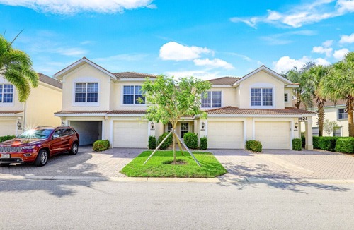 Fort Myers Condo | First-Floor Carriage House at Colonial CC, Renovated Golf Course with Lake View